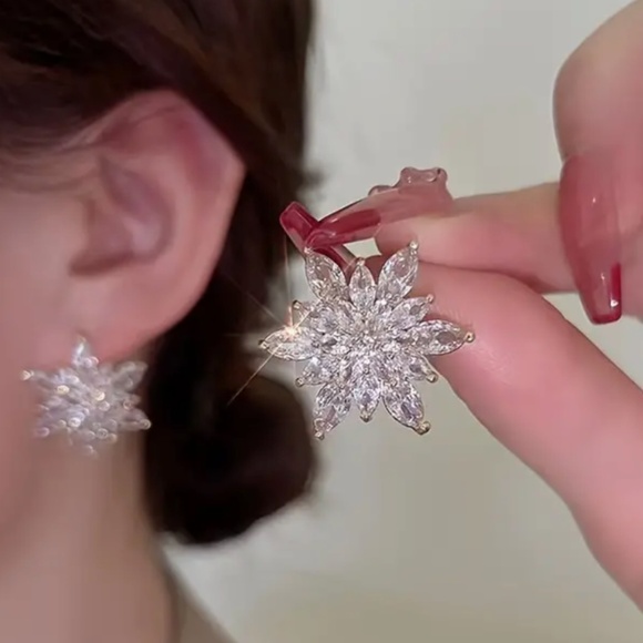 Star Earrings Sparkling Faux Zircon  Stud Earrings - About 1.25" Diameter  - NWT - Picture 1 of 4